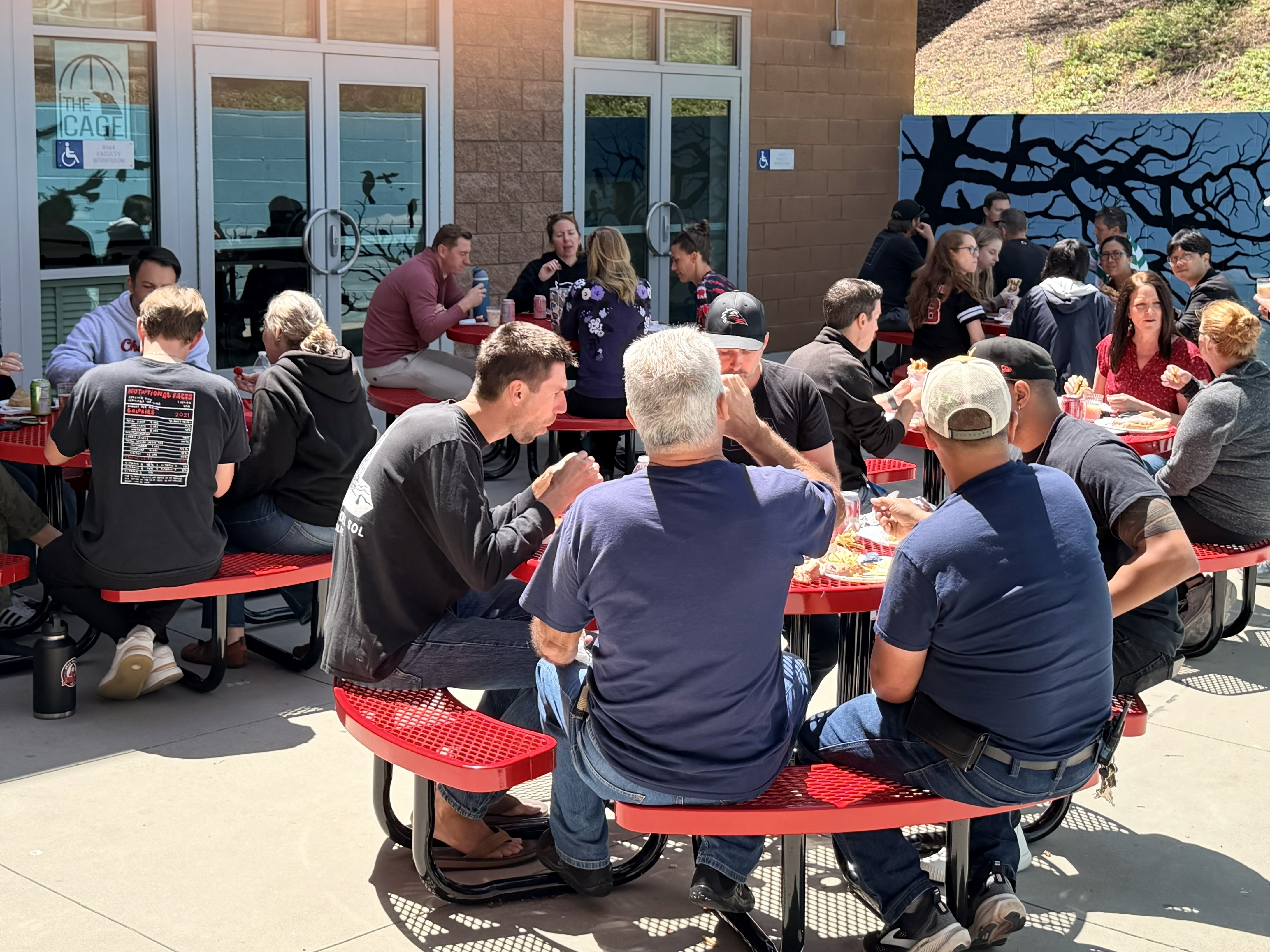 Midday break: Teachers and staff relax in and outside “The...