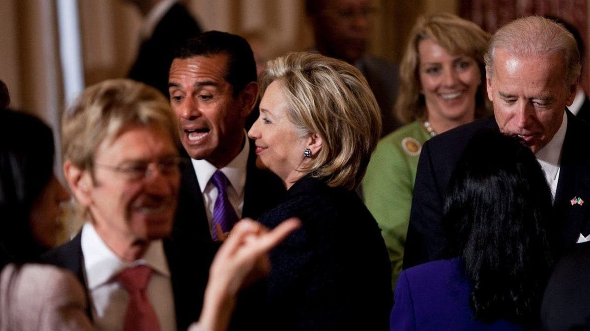 Secretary of State Hillary Rodham Clinton speaking with Los Angeles Mayor Antonio Villaraigosa and others at a luncheon
