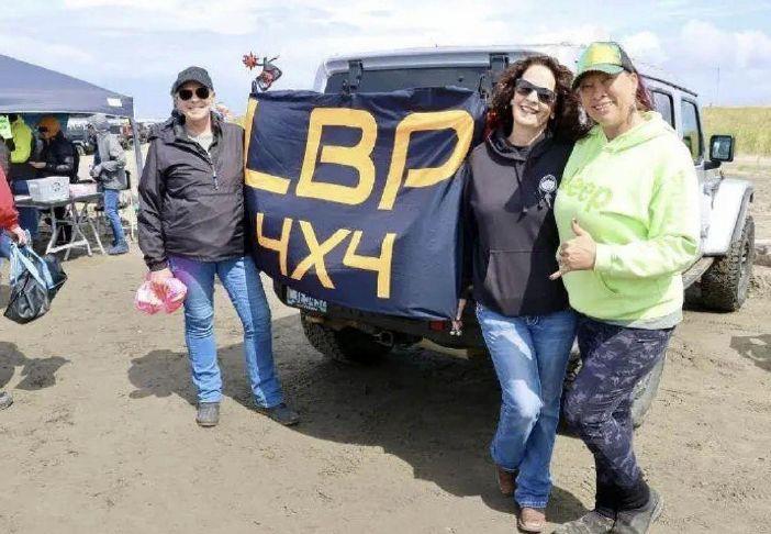 Hundreds of jeeps gather in Long Beach