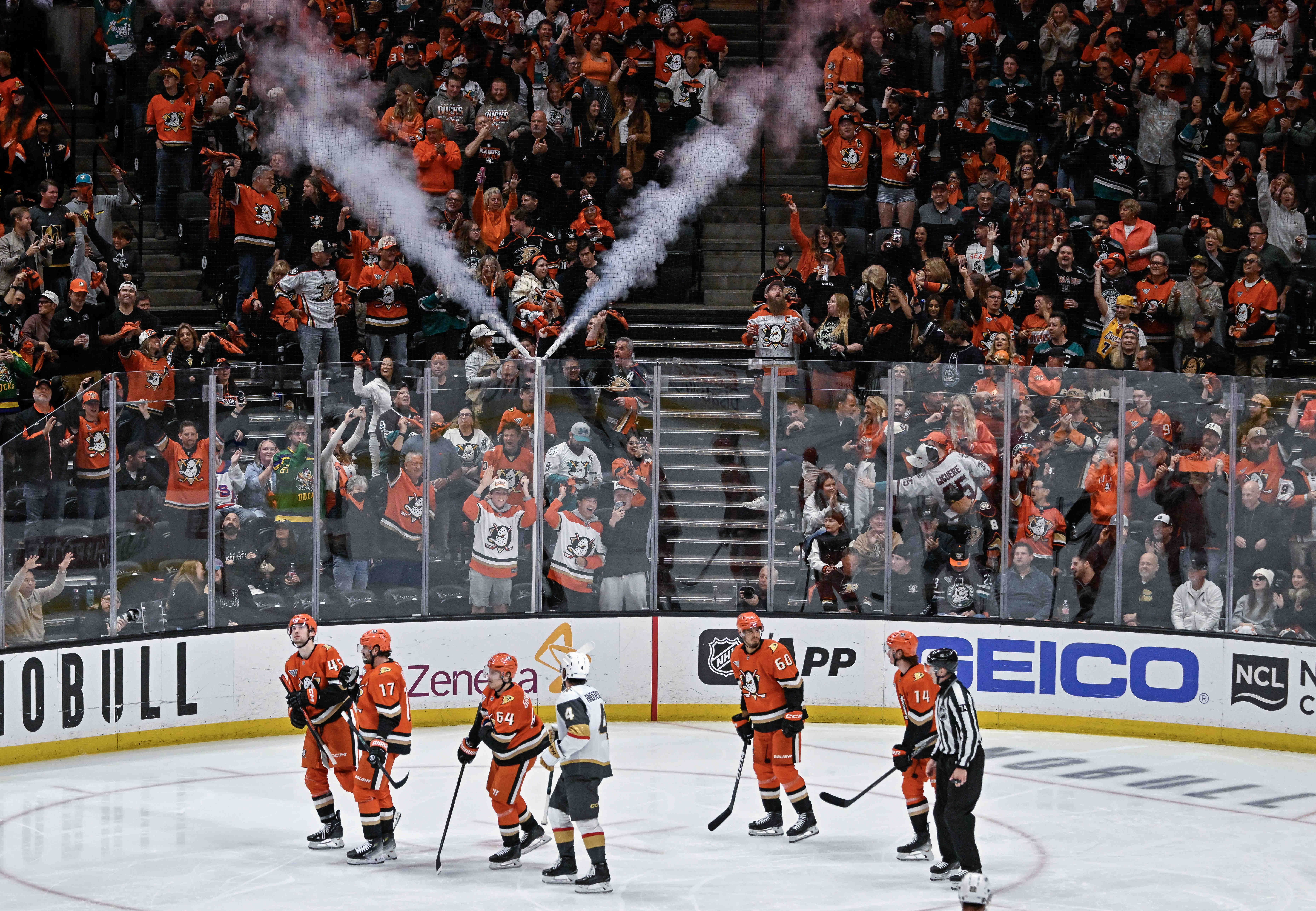 Ducks players celebrate a third period goal by Beckett Sennecke...