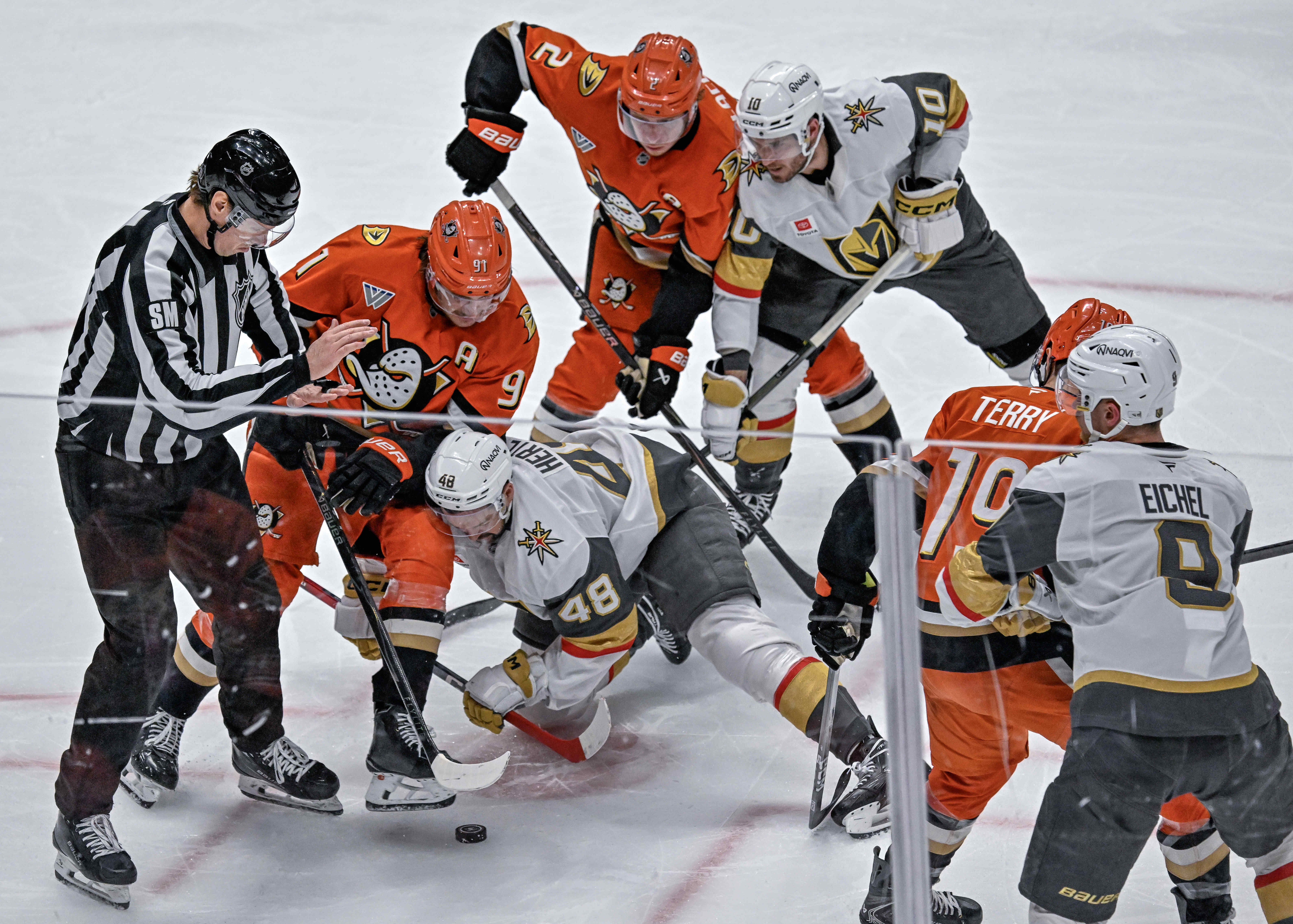A slew of Ducks and Golden Knight players jockey for...