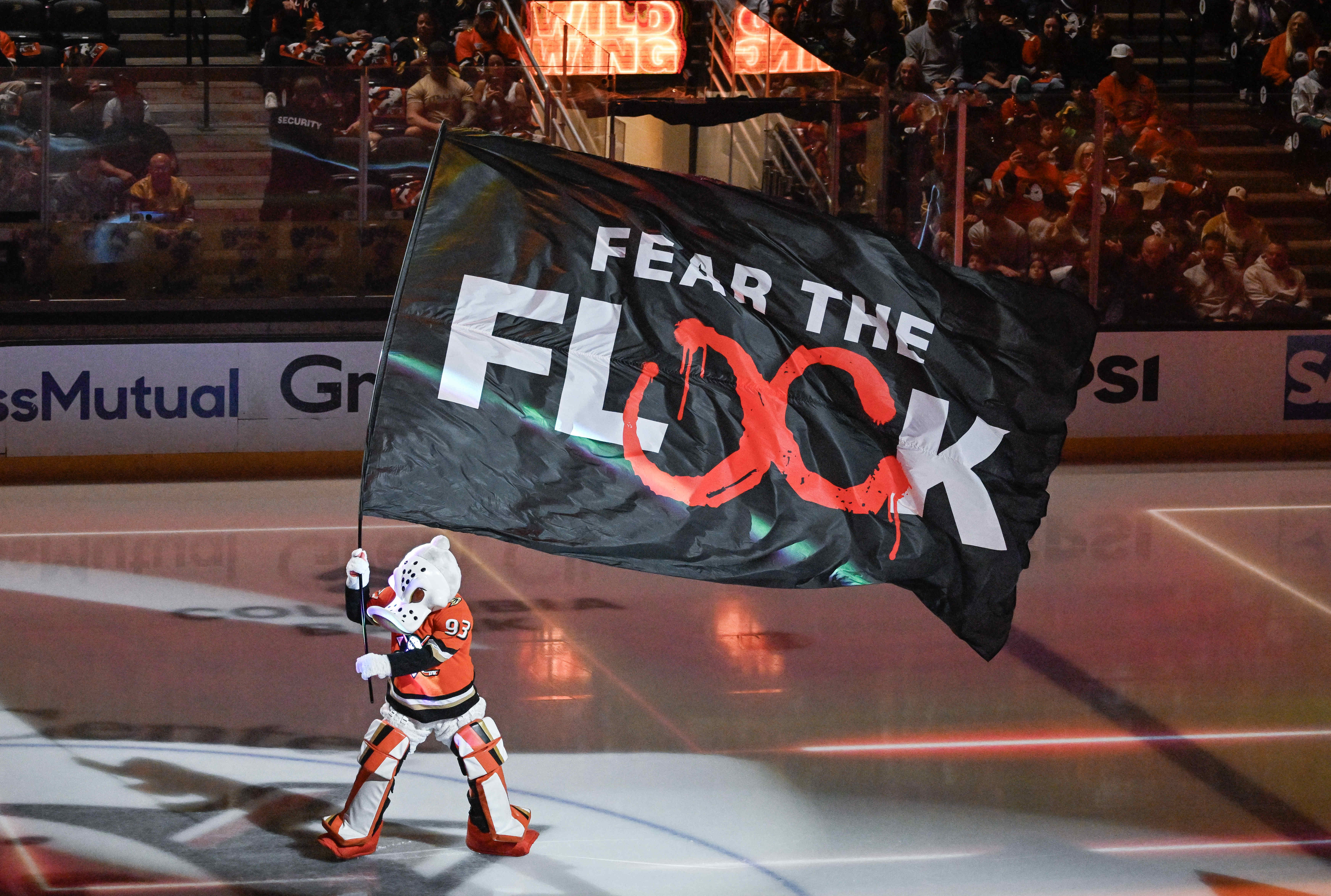 The Ducksâ Wild Wing mascot waves a âFear the Flockâ...