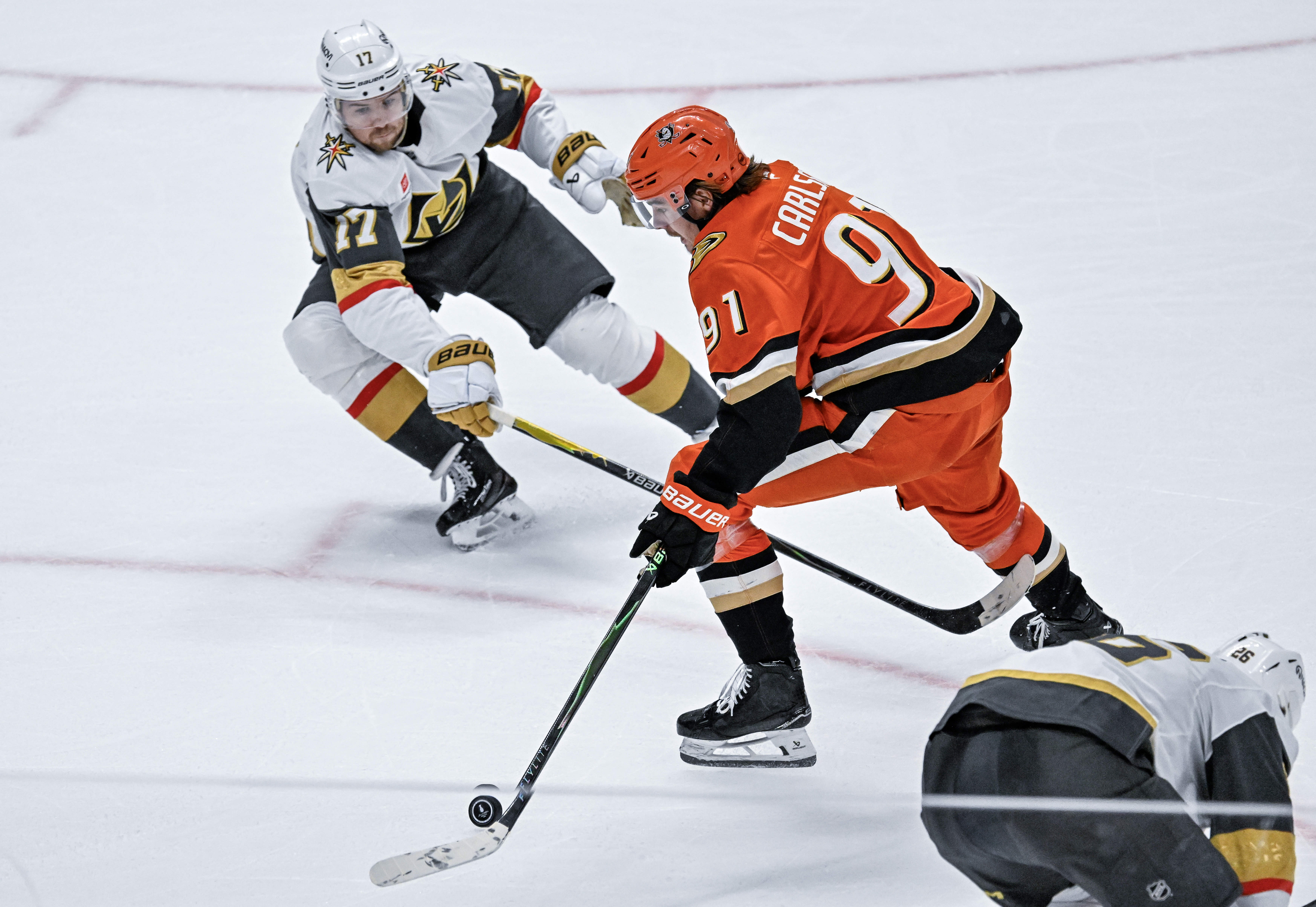 The Ducksâ Leo Carlsson (91) takes a shot on goal...