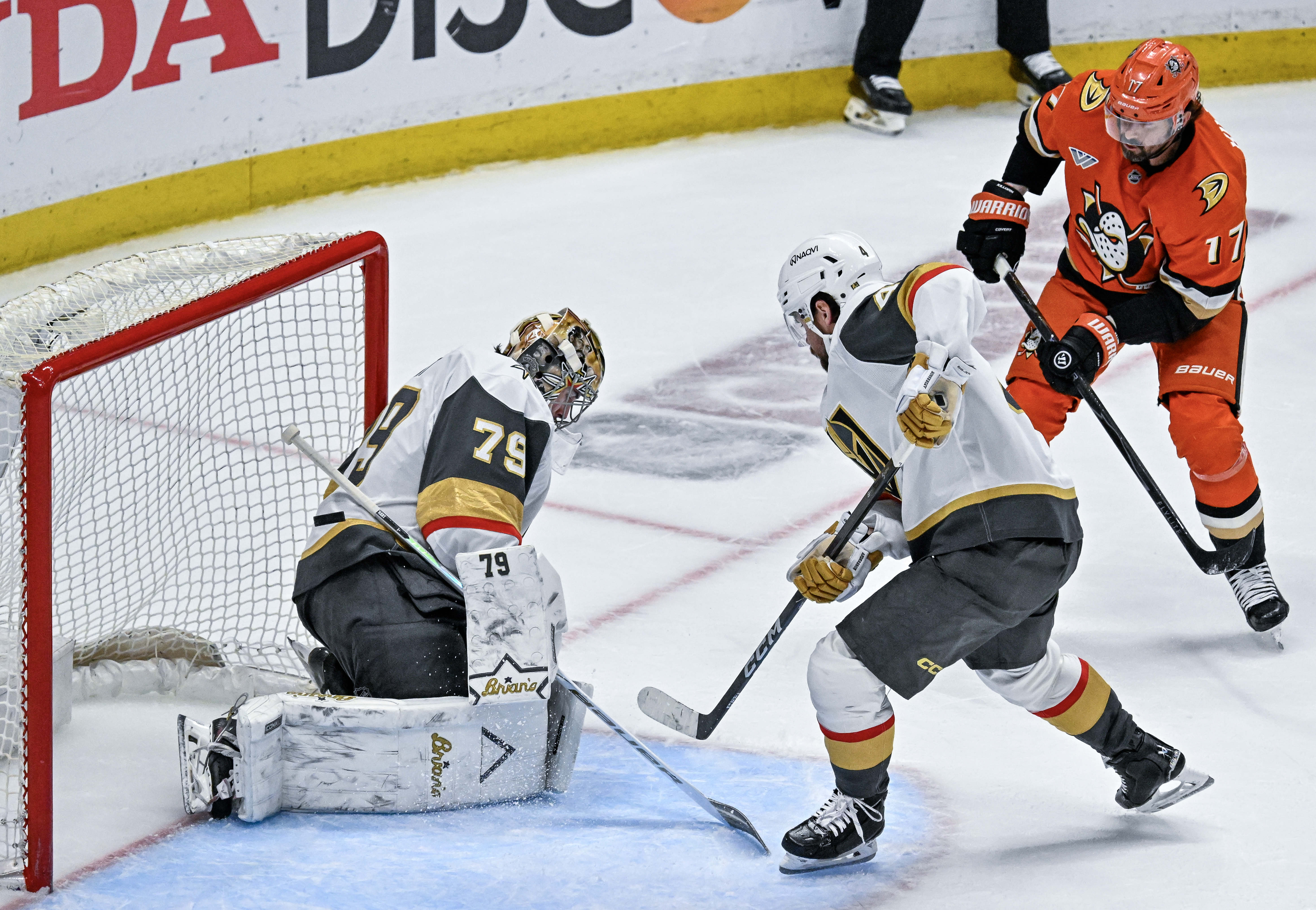 The Ducksâ Alex Killorn (17) shoots and scores during the...