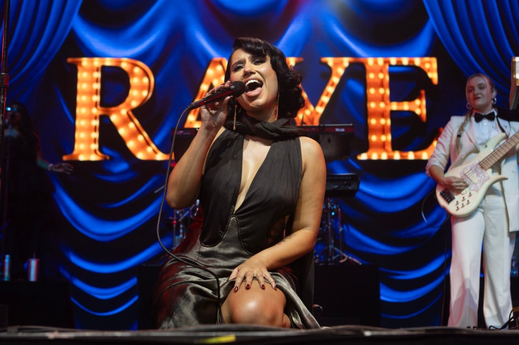 Raye thrills the Greek Theatre with songs of heartache and hope – Press Telegram