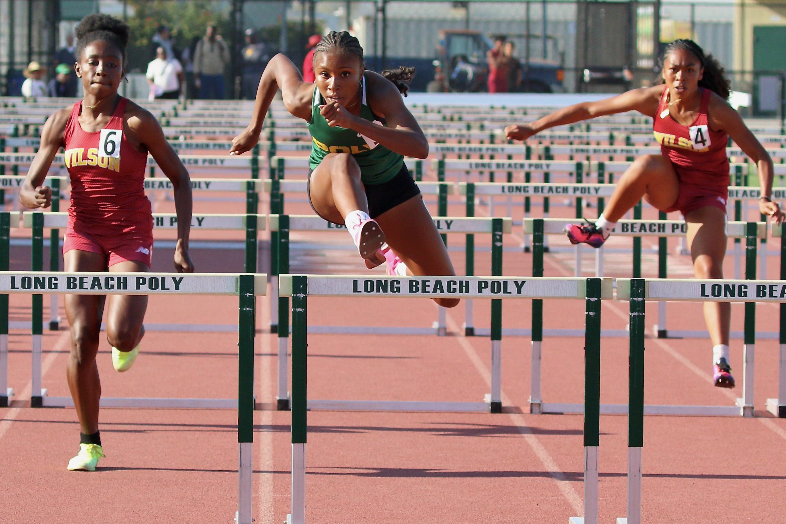 Polyâs Kadence Bain, center, breaks free to win the girlâs...