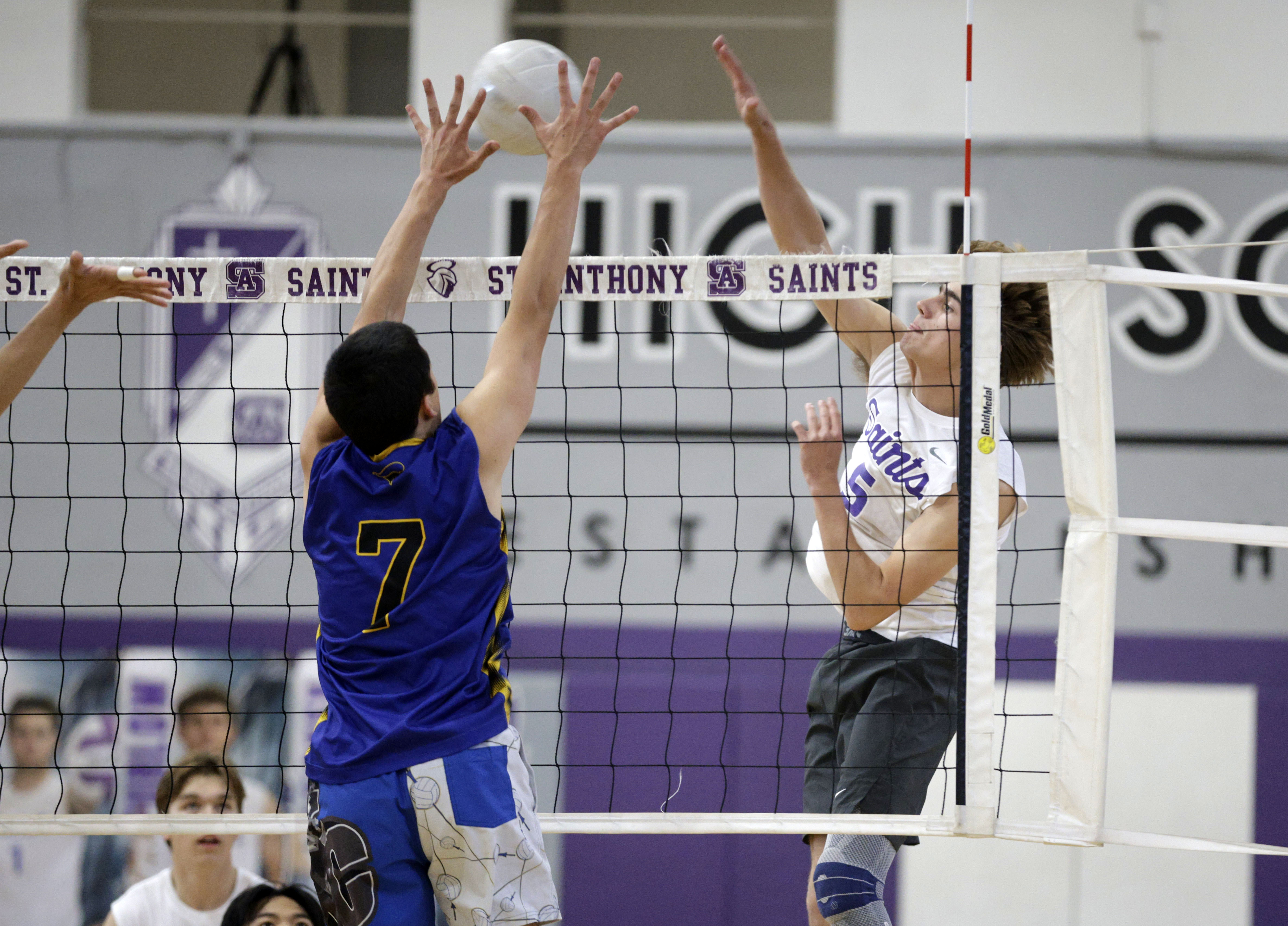 Western Christian’s Mack Kurth (7) tries to block St. Anthonys...