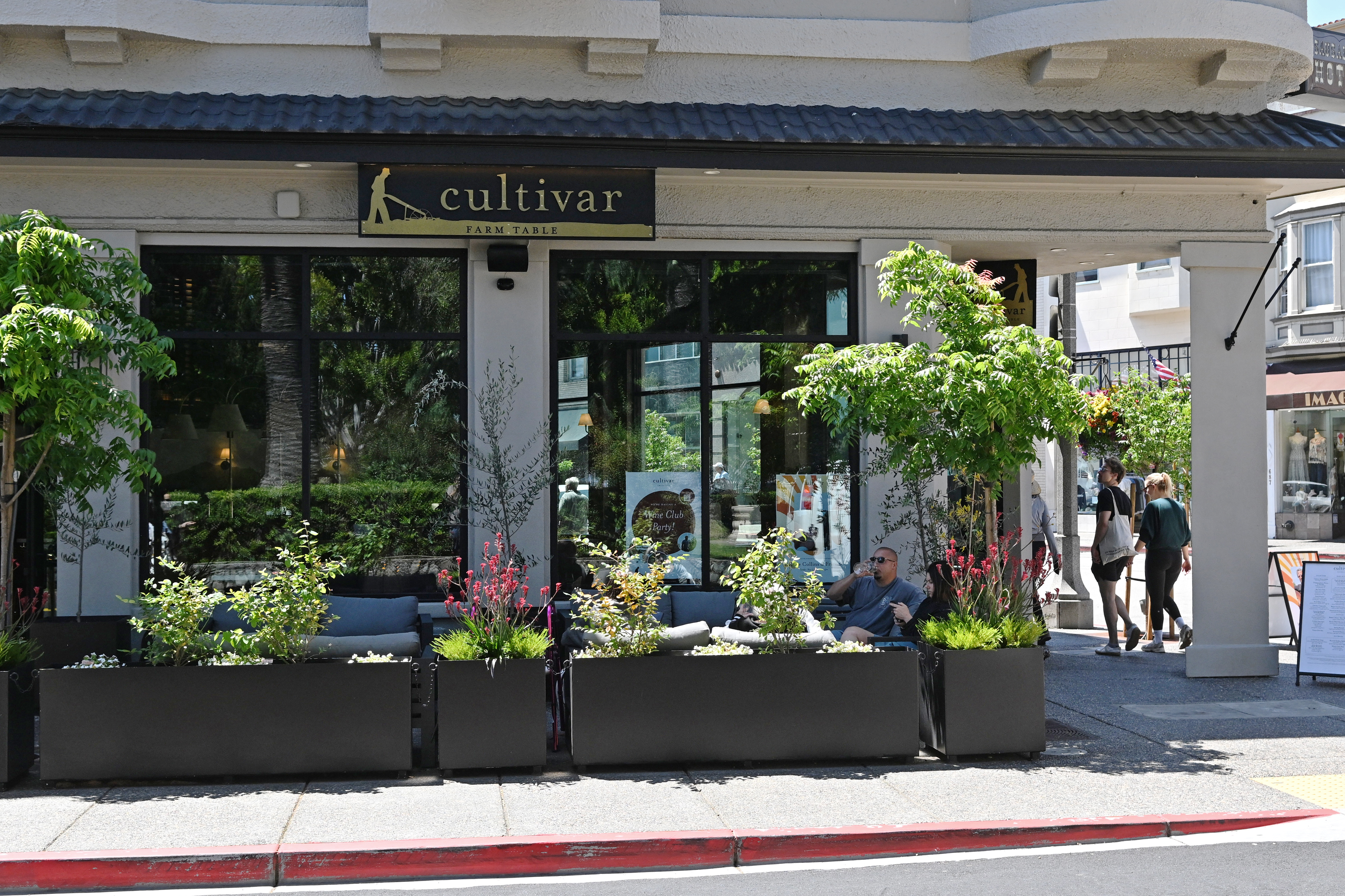 Outdoor seating at Cultivar in Sausalito. (Alan Dep/Marin Independent Journal)