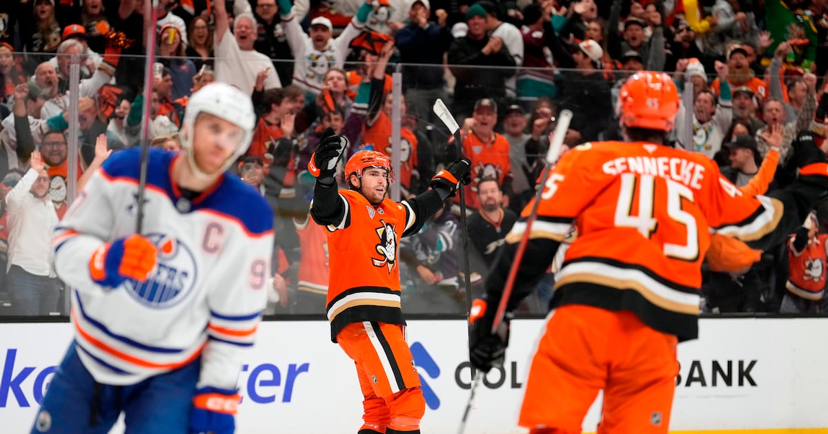 Edmonton Oilers trail Anaheim Ducks after second period in do-or-die Game 6