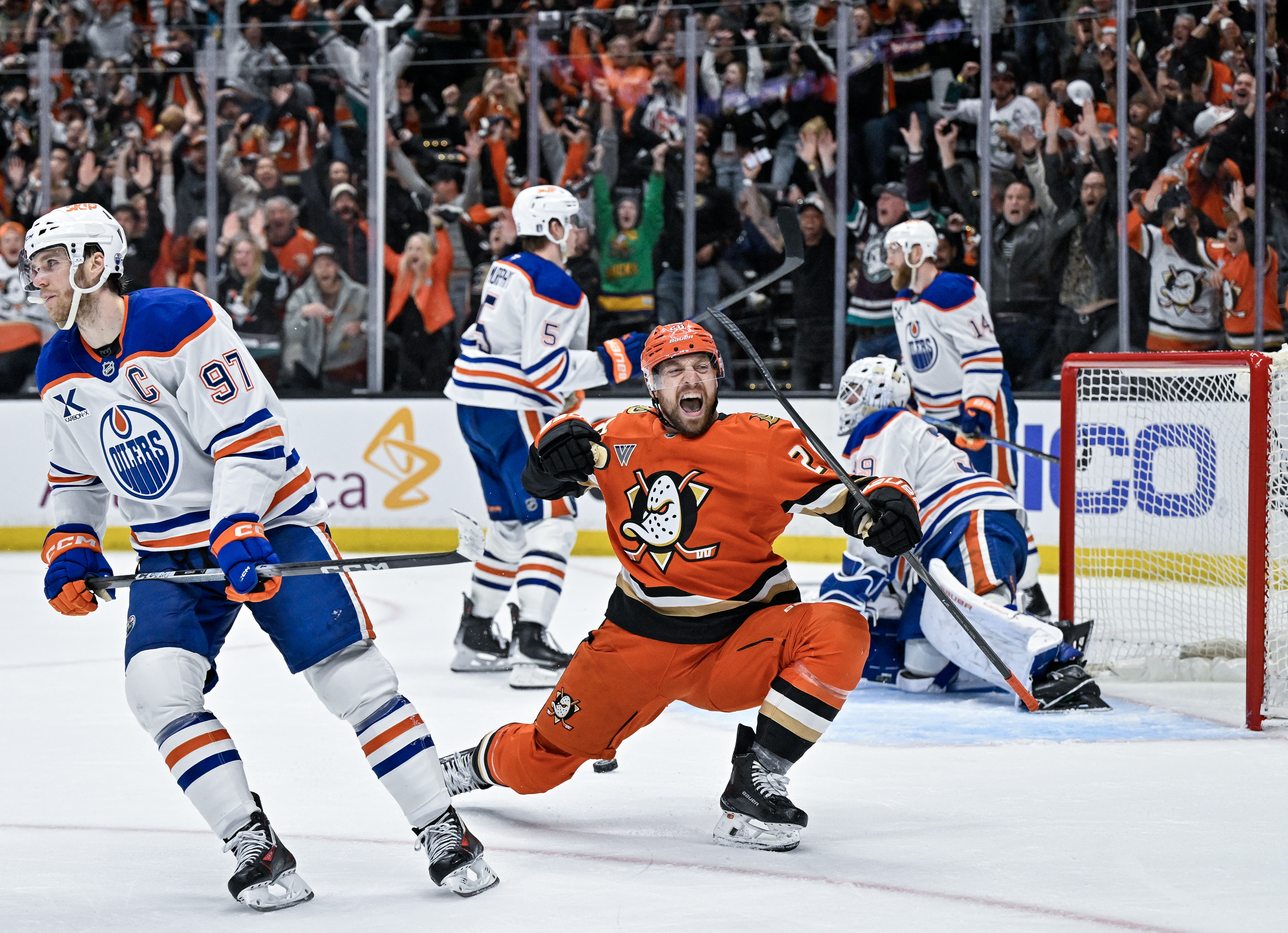 The Ducksâ Jeffrey Viel (28) celebrates his goal in the...