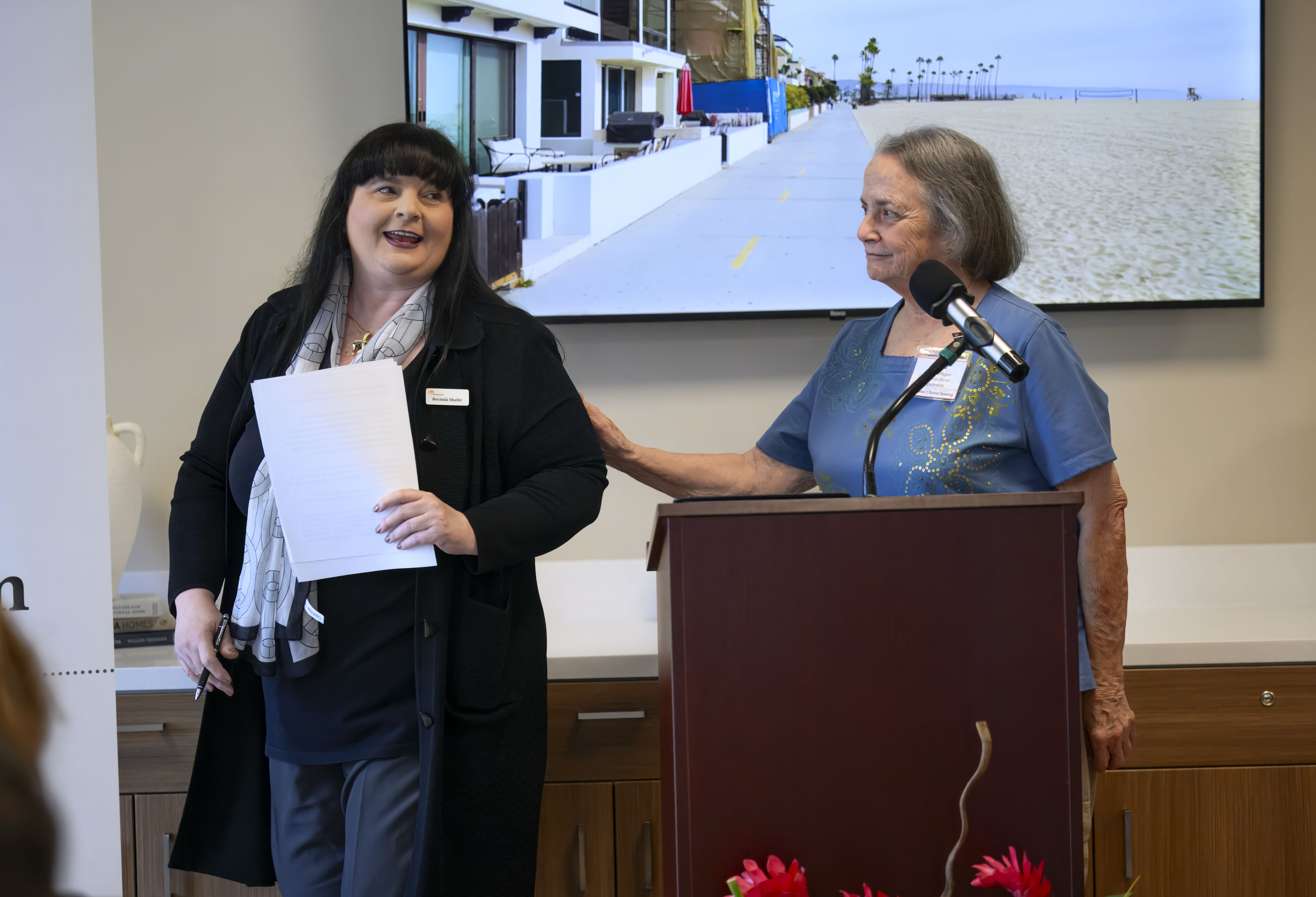 Recinda Shafer, left, of Riverside Charitable Corporation introduces Carolyn Pagani,...
