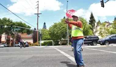 Palo Alto poised to restore crossing guard funding after public uproar 