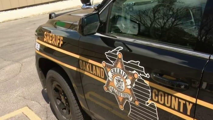 1 killed, 1 badly hurt in Oakland County after crash