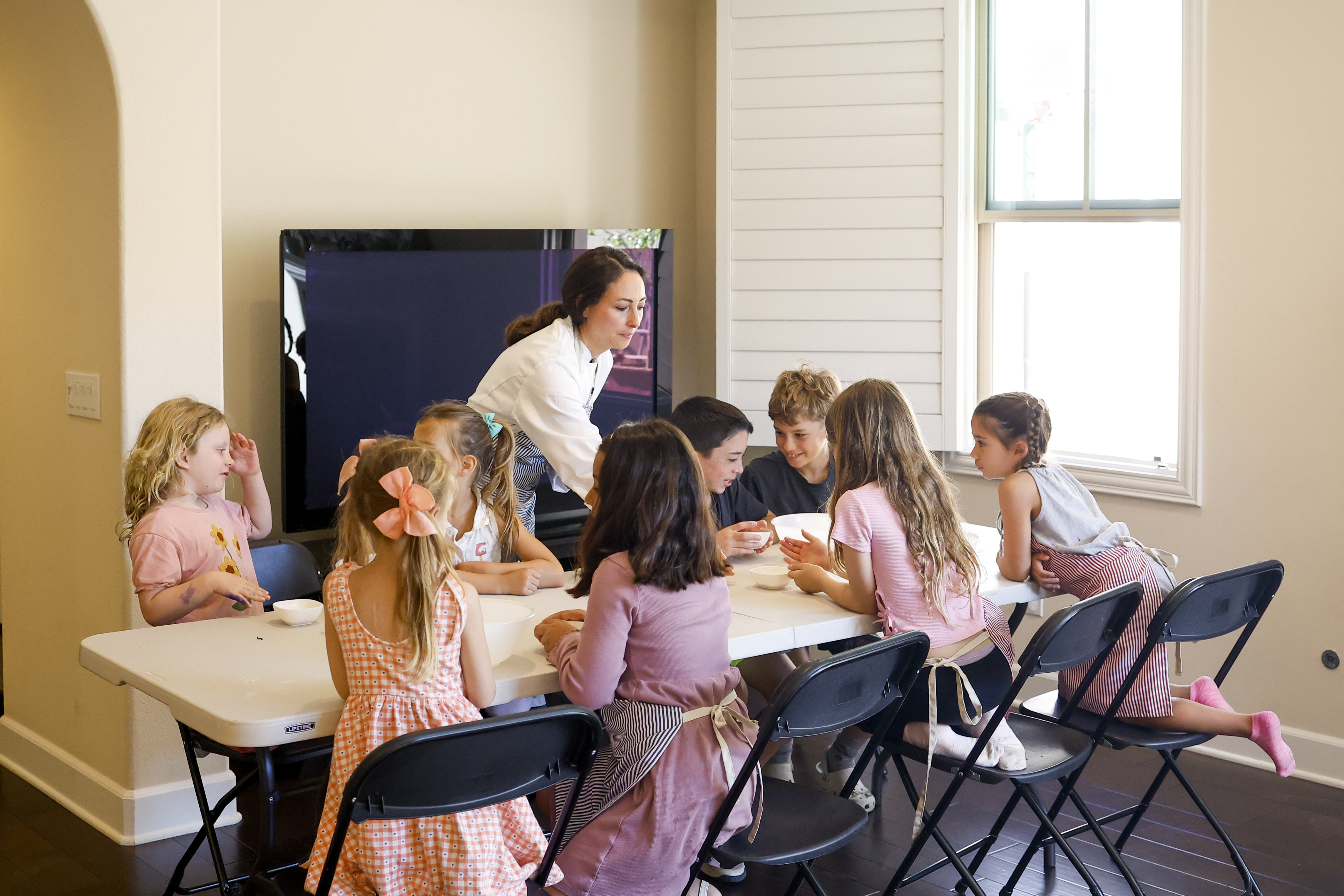 Baldwin explains the process to students during her cooking class...