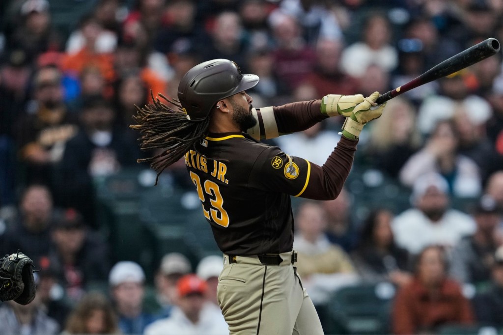 Padres' struggles at the plate continue in series-opening loss to Giants