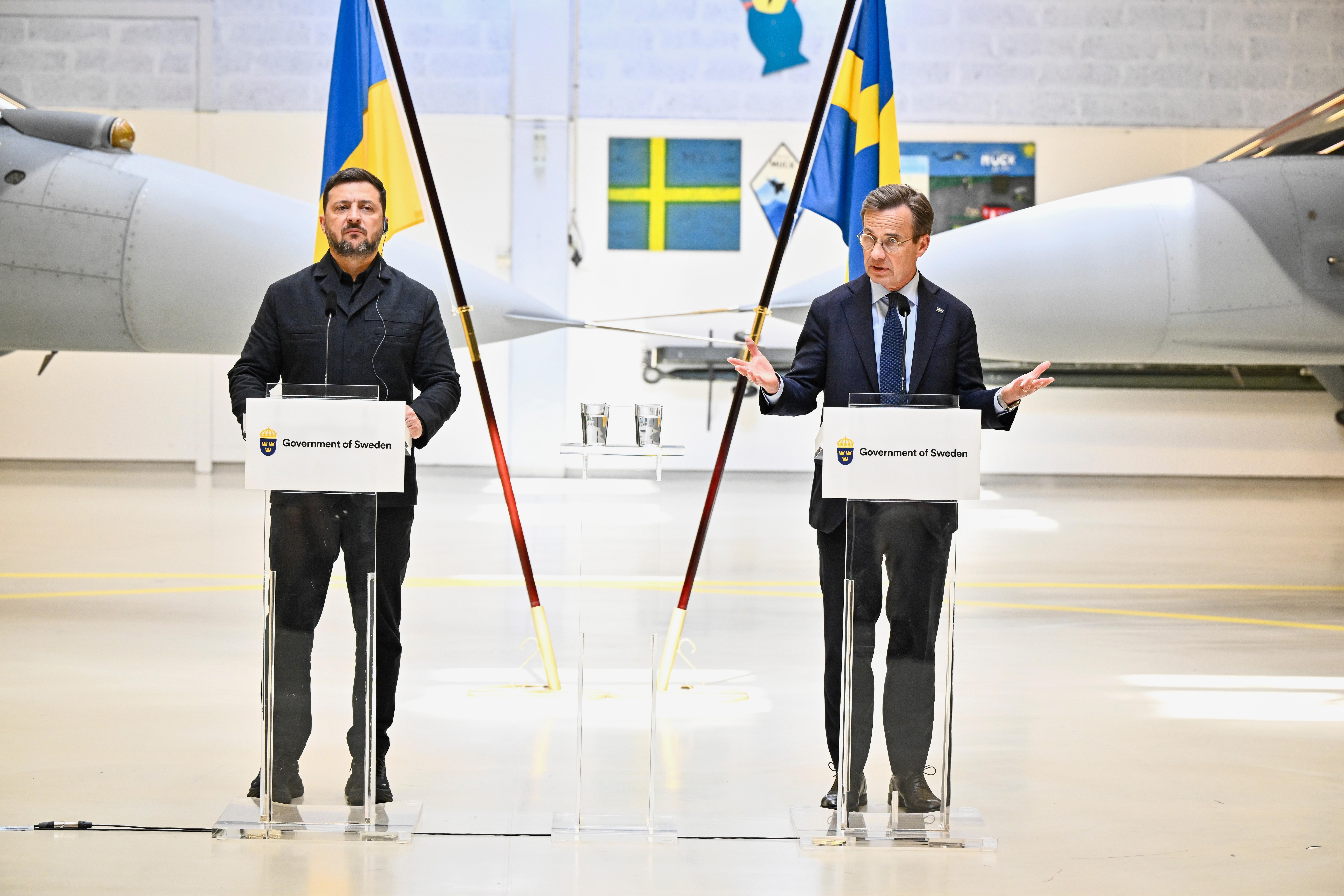 Sweden's Prime Minister Ulf Kristersson and Ukraine's President Volodymyr Zelenskyy give a joint news conference.
