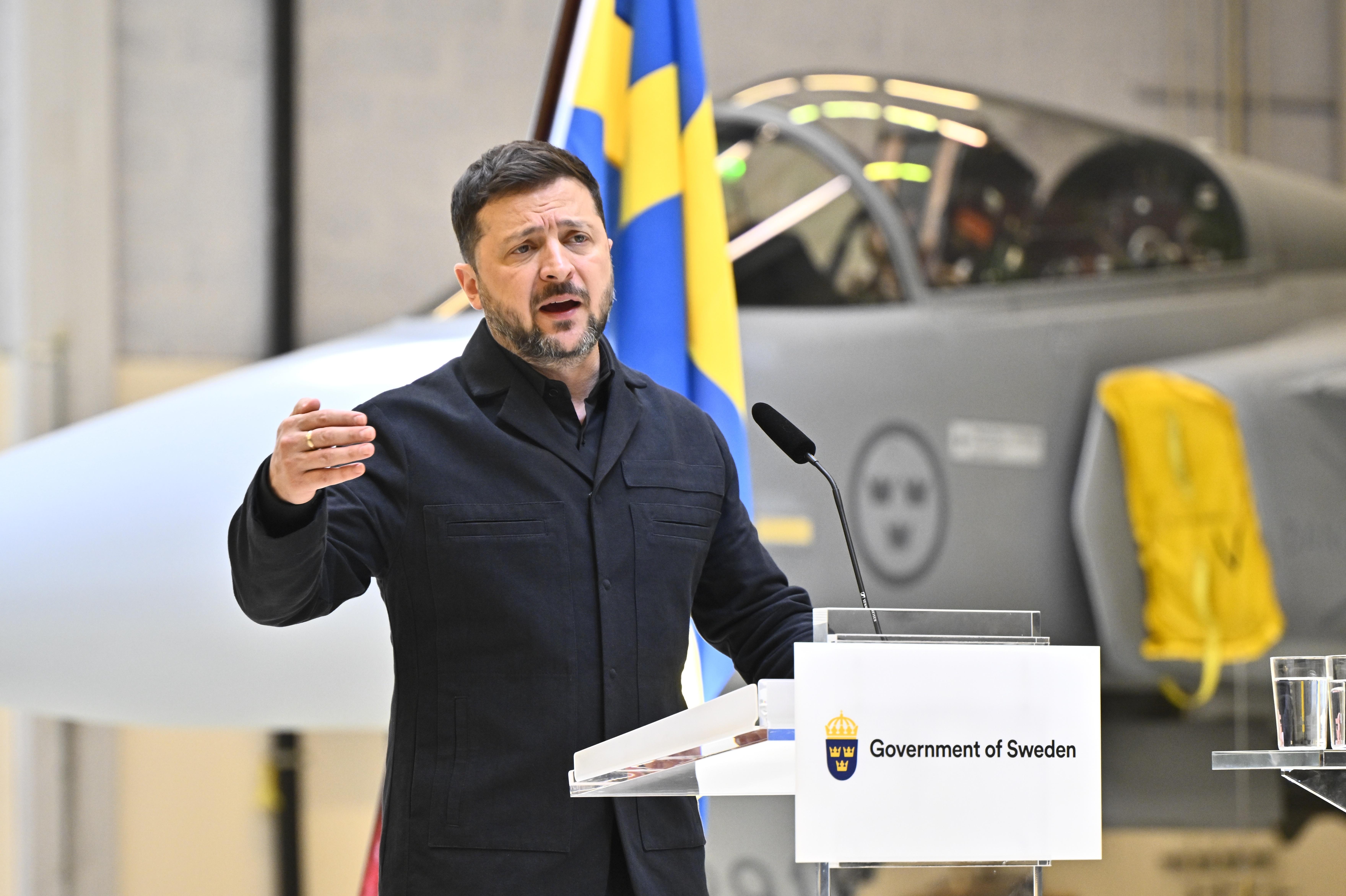 Ukraine's President Volodymyr Zelenskyy and Sweden's Prime Minister Ulf Kristersson give a news conference.