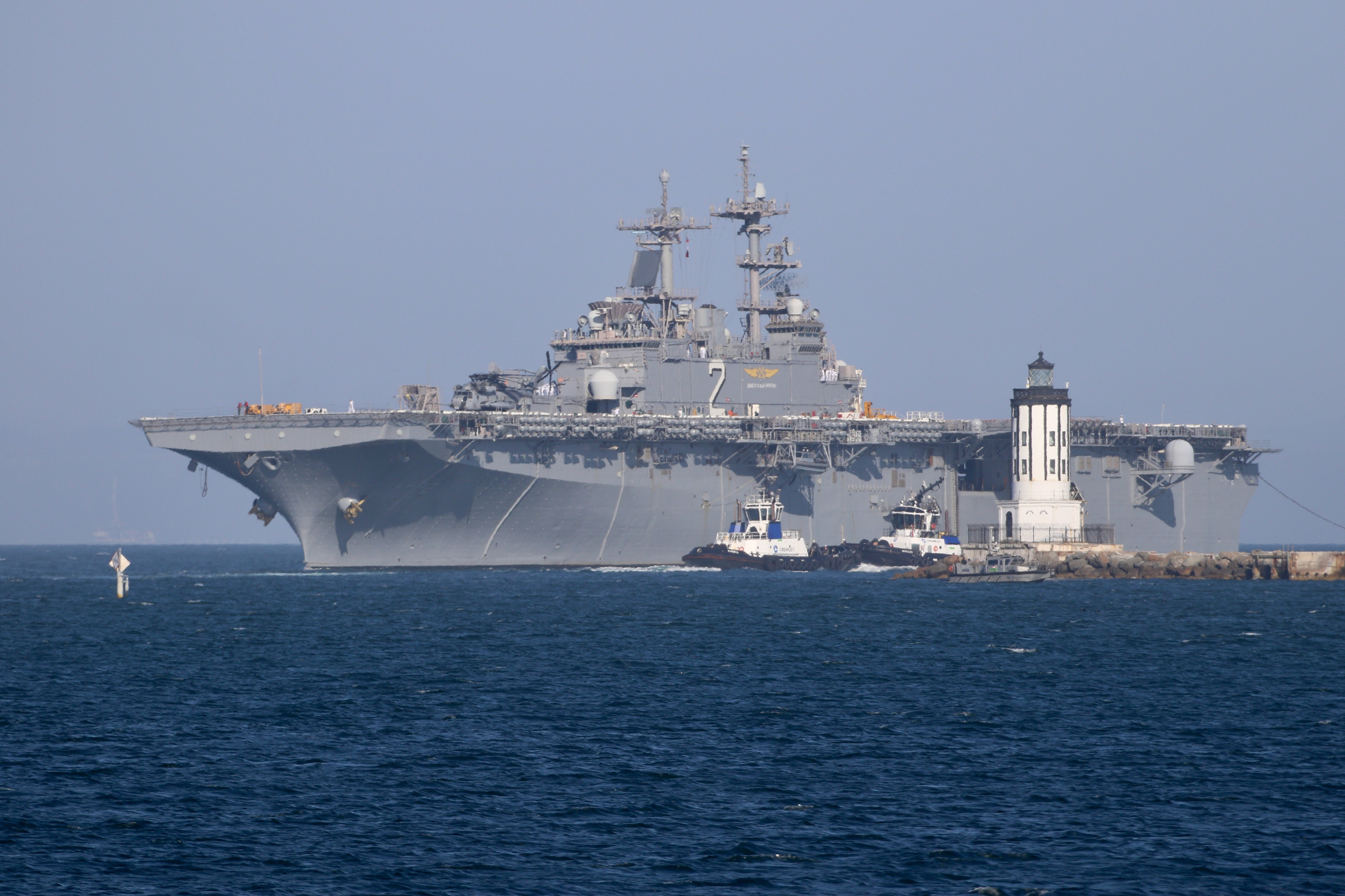 The USS Essex, a Wasp-class amphibious assault ship, passes Angelâs...