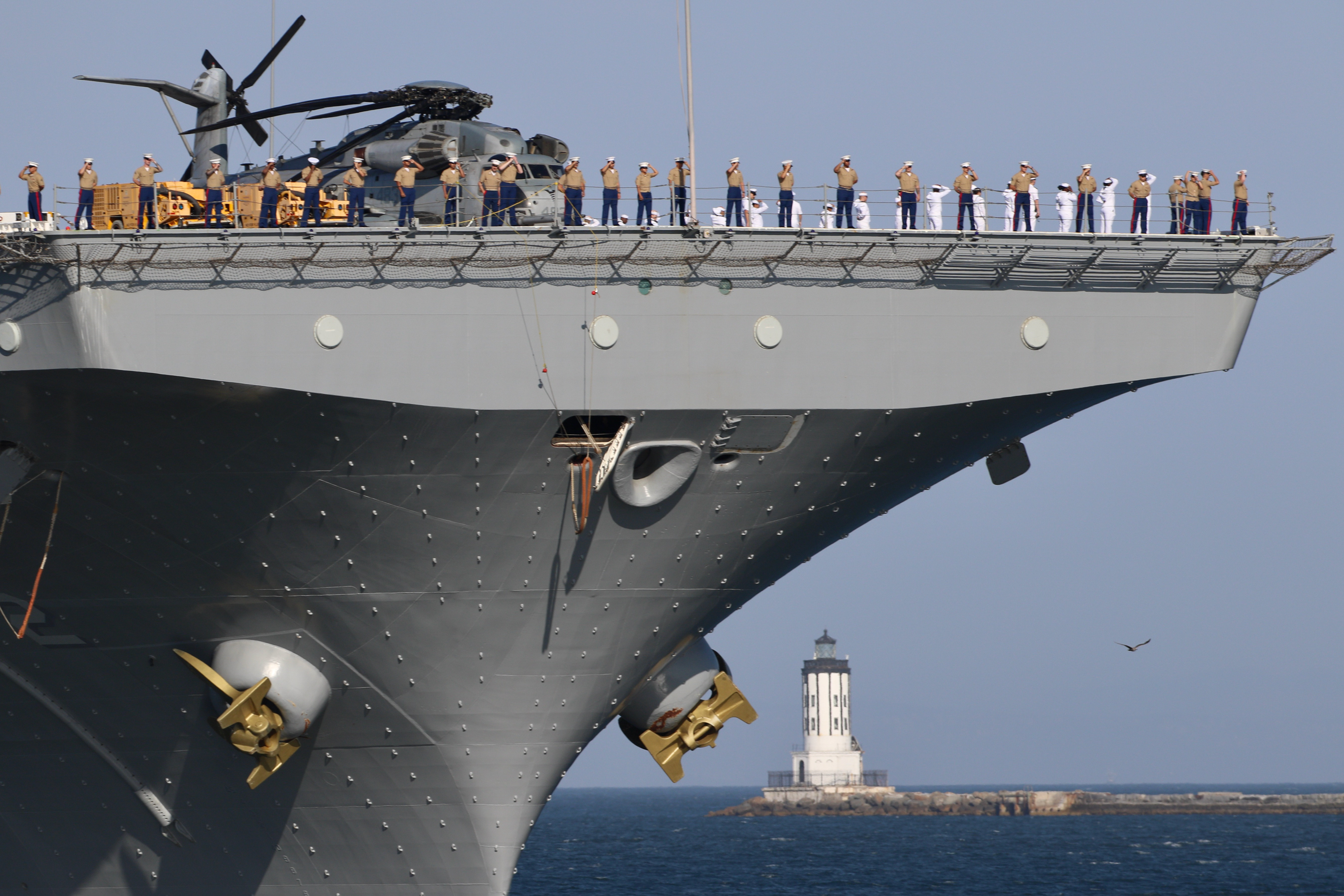 The USS Essex, a Wasp-class amphibious assault ship, passes Angelâs...