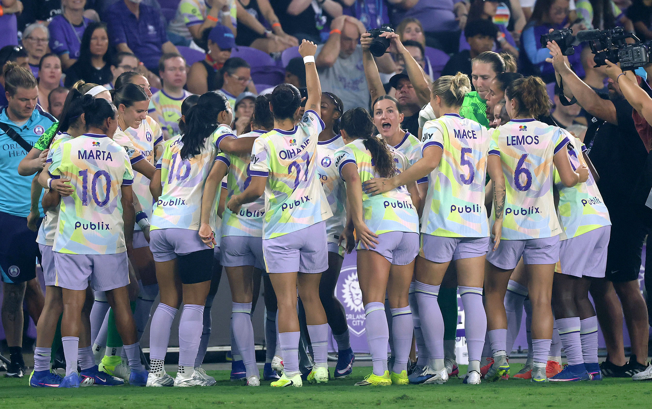 Orlando players gather during the Bay FC at Orlando Pride...