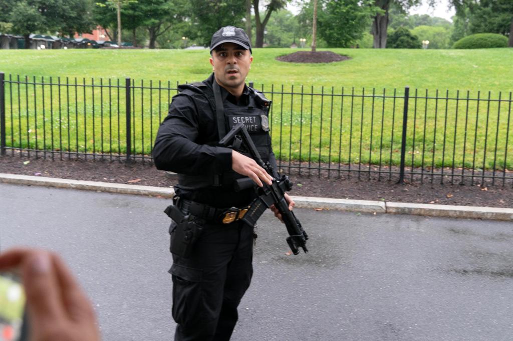 Suspect dead after approaching White House checkpoint with weapon, Secret Service says – San Diego Union-Tribune