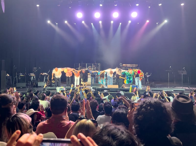 Artist and musicians take a bow