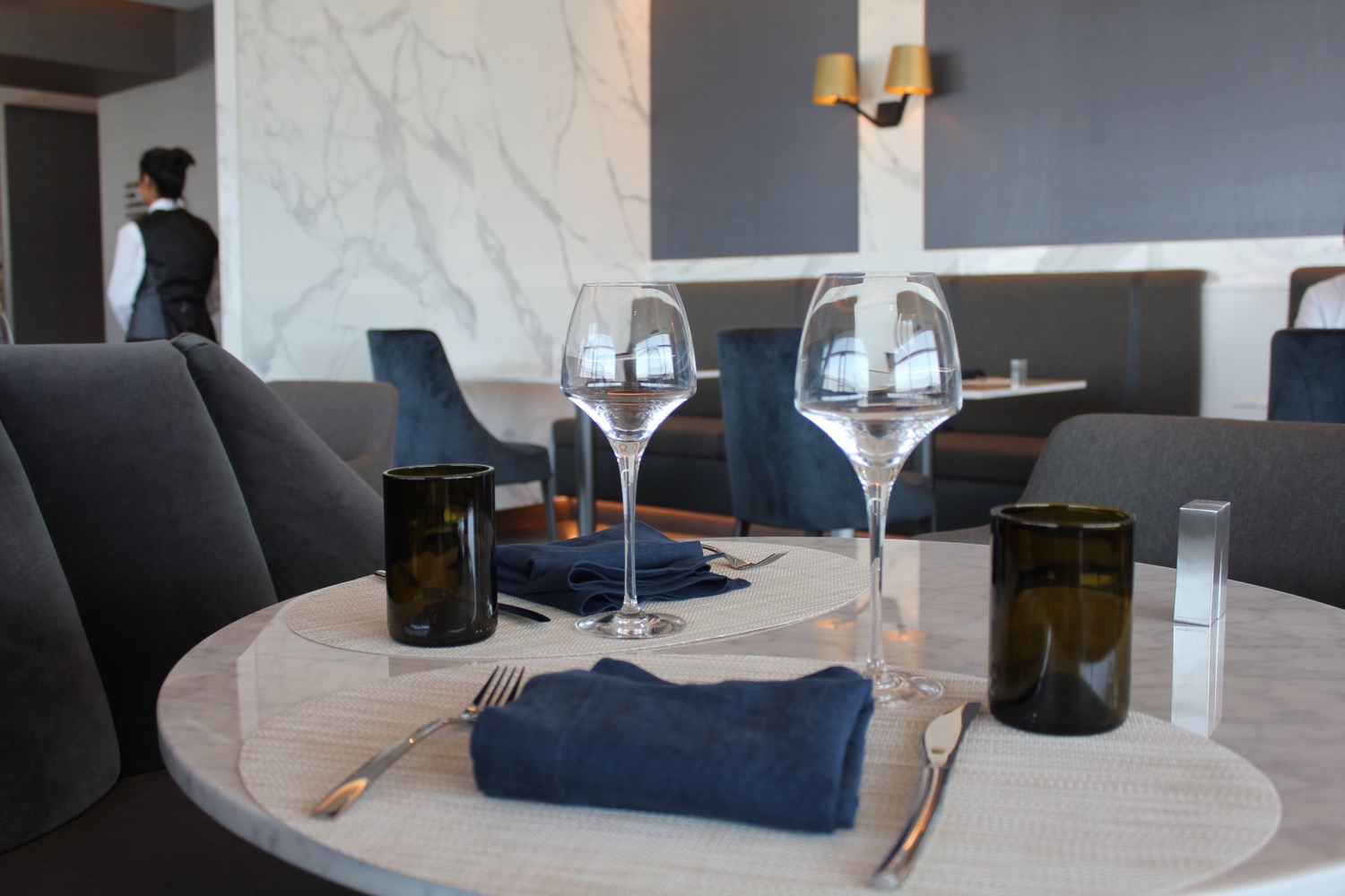a table with glasses and napkins