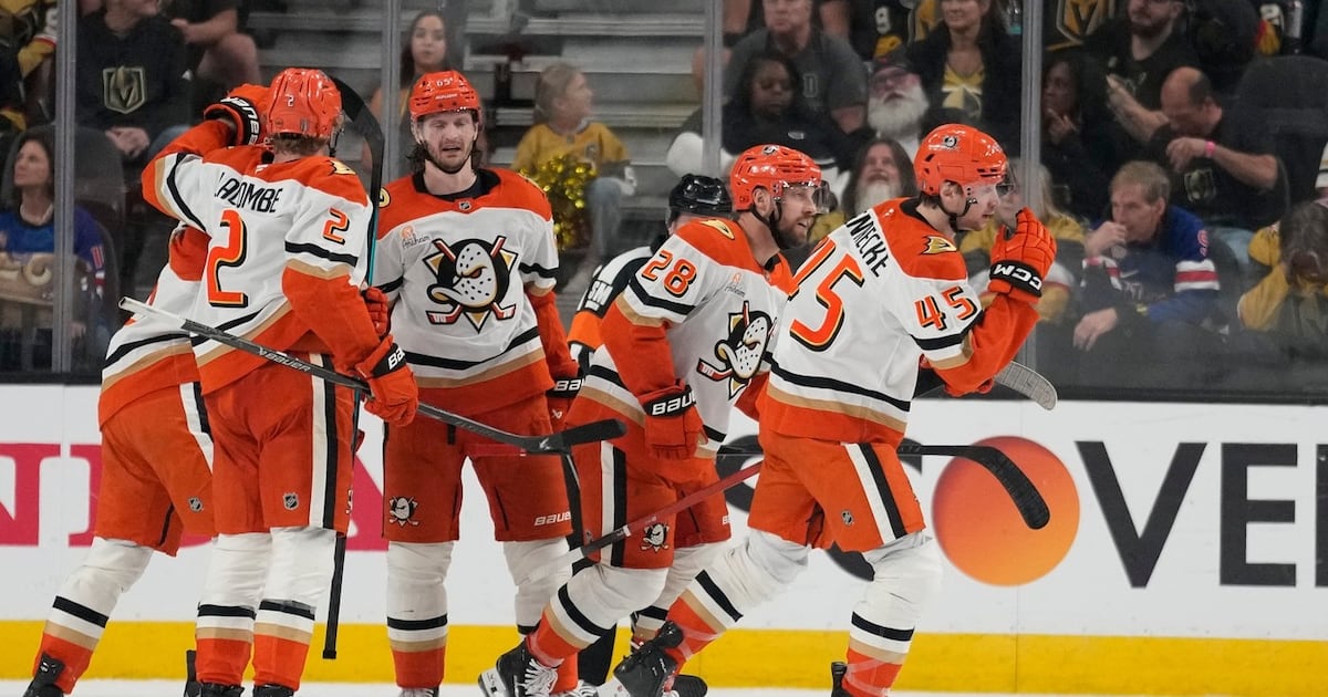 Ducks beat Vegas Golden Knights, send series back to Anaheim at 1-1
