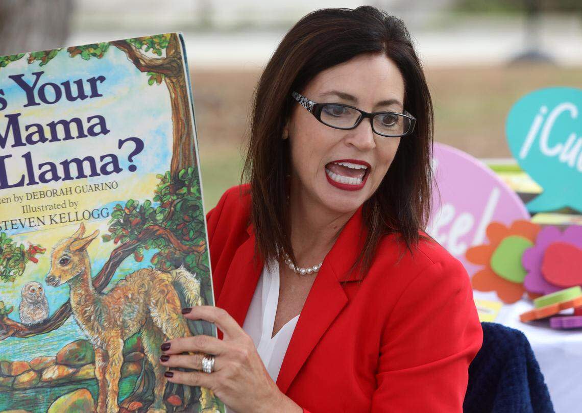 Fresno County Superintendent-elect Michele Cantwell-Copher reads from the book ‘Is Your Mama a Llama’ to children during the seventh Feria de la Educación at Fresno State on Oct. 22, 2022.