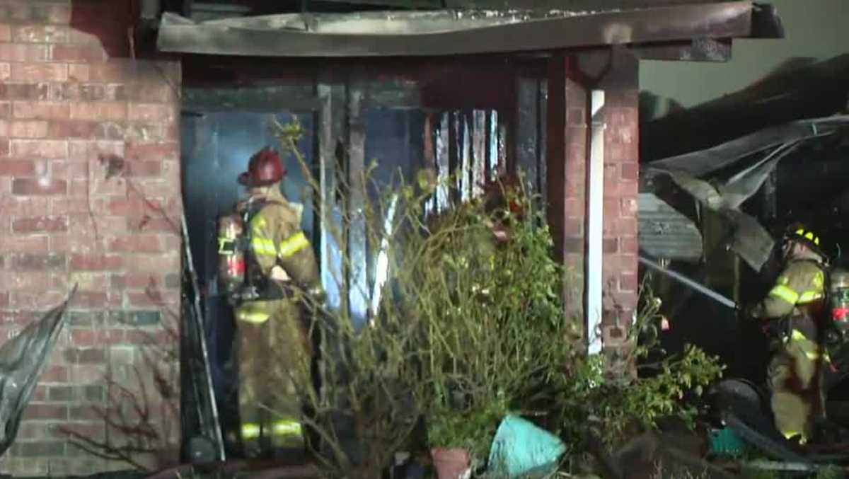 North Highlands duplex fire leaves 2 in hospital