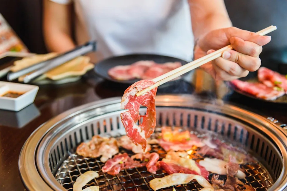 Raw beef slice for barbecue or Japanese style yakiniku. WMSTUDIO – stock.adobe.com