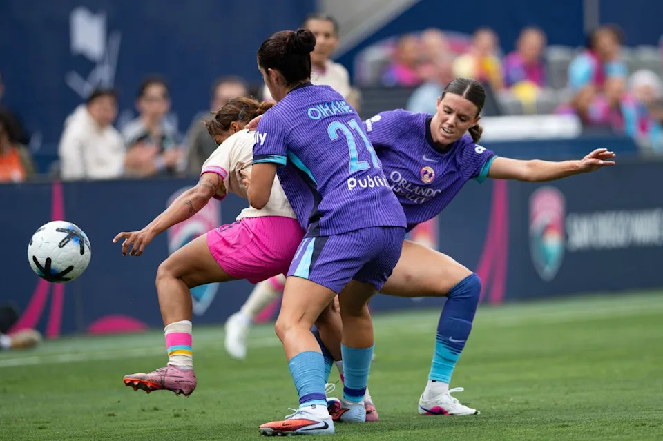 Orlando Pride SC defender Oihane (21) puts pressure defense during an NWSL match between Orlando Pride SC and San Diego Wave FC on Sunday, May 24, 2026 at Snapdragon Stadium in San Diego Calif.