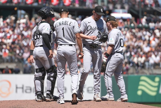 White Sox manager Will Venable (1) takes out pitcher Erick Fedde in the fifth inning against the Giants on Saturday, May 23, 2026, at Oracle Park in San Francisco. (Thearon W. Henderson/Getty Images)