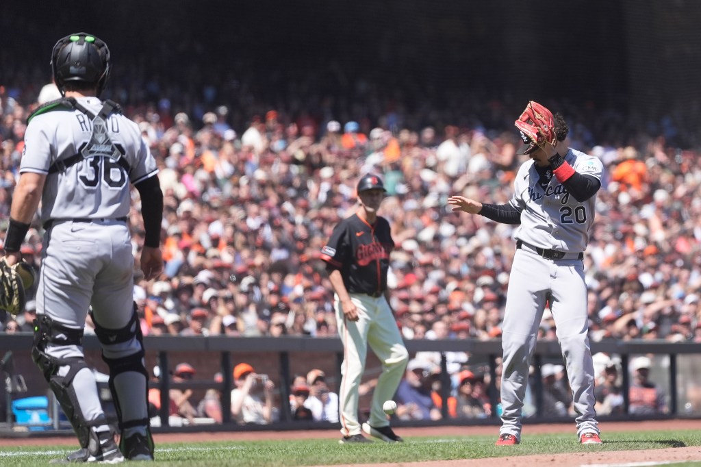 Chicago White Sox: Missed pop-ups prove costly in 10-3 loss