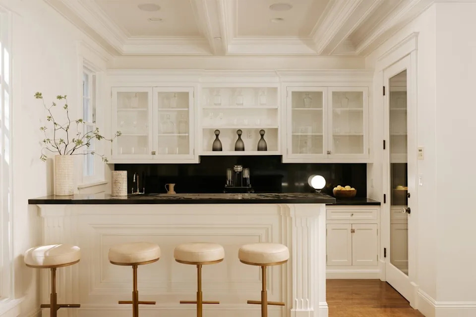 There is also a full wet bar, ideal for entertaining. <span class="image-credit">(Christian Cruzio Studios)</span>
