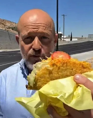 After a recent Barstow town hall, Republican gubernatorial candidate Steve Hilton stopped by one of the first Del Taco restaurants to enjoy some food.