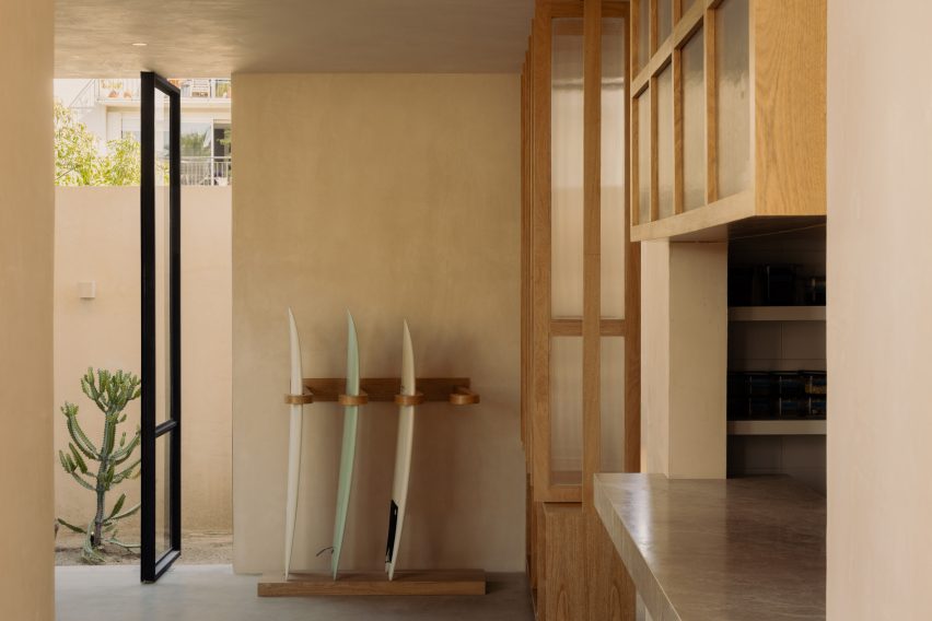 Cafe interior with chukum plaster and rosa morada wood