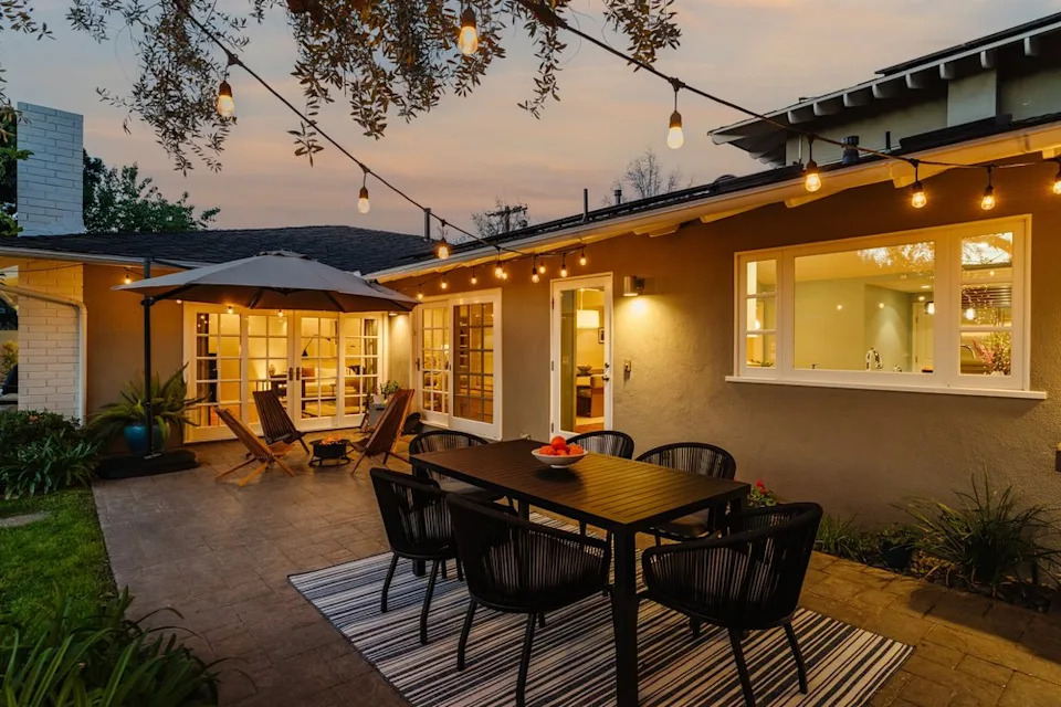 Tucked behind lush greenery in the heart of Encino, a sprawling hideaway with a surprising connection to some of Hollywood’s most beloved films and television shows has officially hit the market for $3.398 million. <span class="image-credit">(Neue Focus)</span>