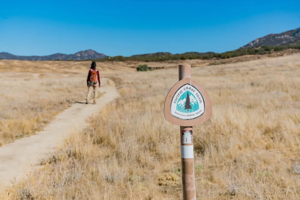 A sign marking the trail on the Pacific Crest Trail. Kit Leong – stock.adobe.com