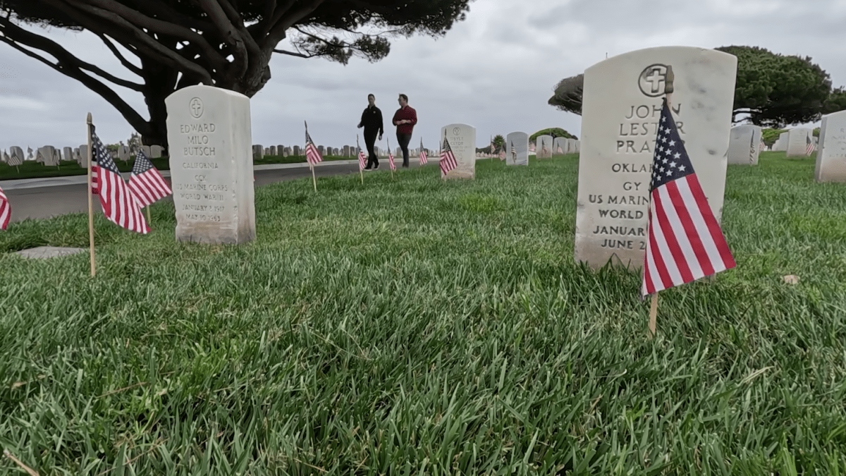 Volunteers help families honor loved ones this Memorial Day weekend – NBC 7 San Diego