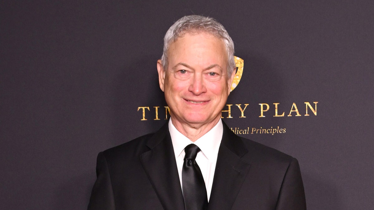Gary Sinise smiling at an event