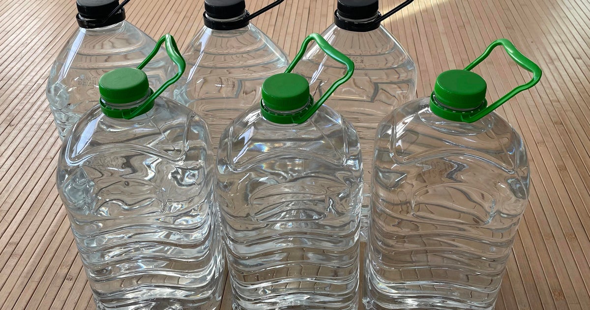 Where can residents impacted by the Auburn Hills water main break secure water?