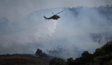 Helicopters douse flames threatening hillside homes in California | Newsfeed