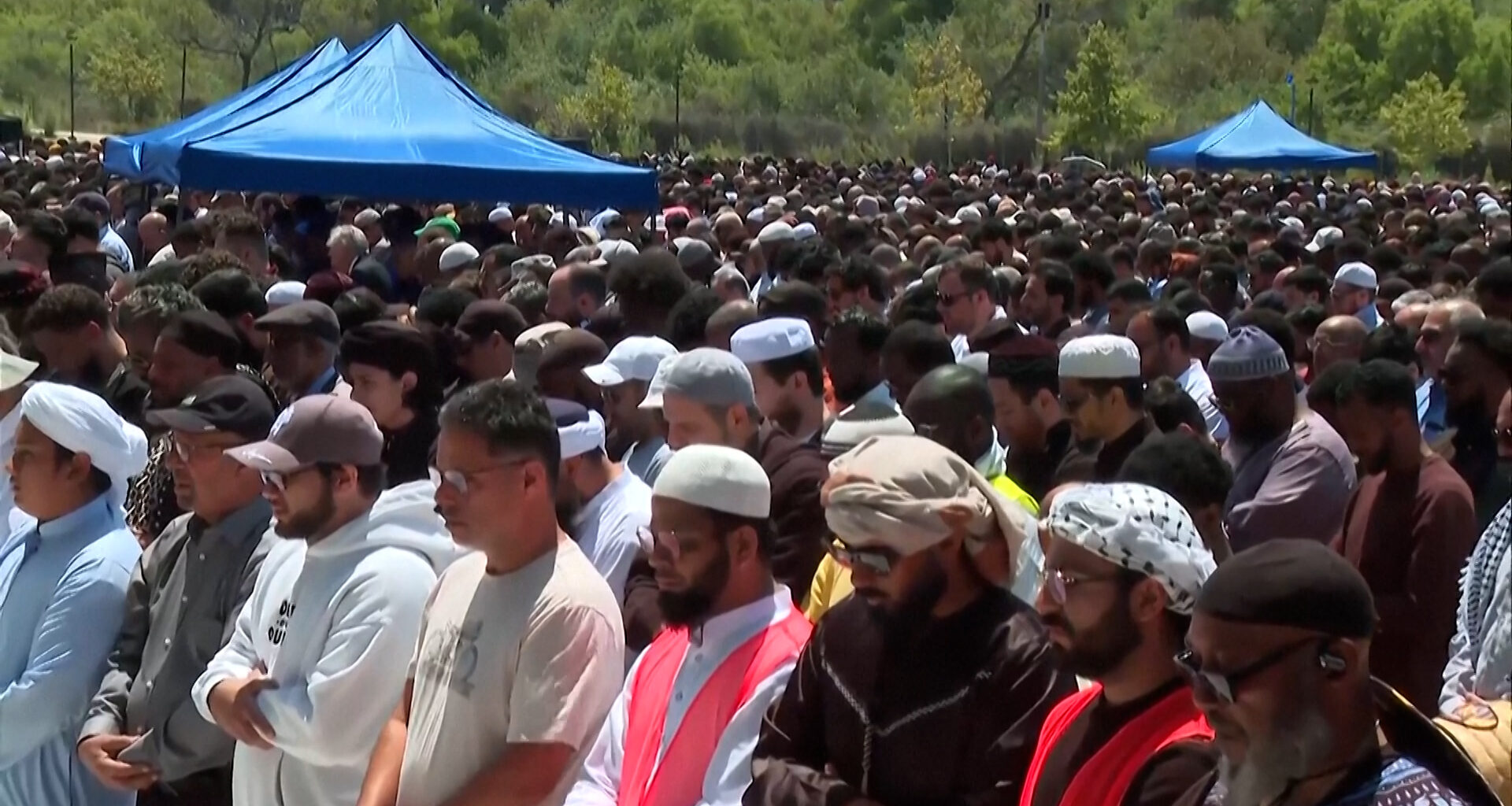Thousands attend funeral prayers for San Diego mosque attack victims | Newsfeed