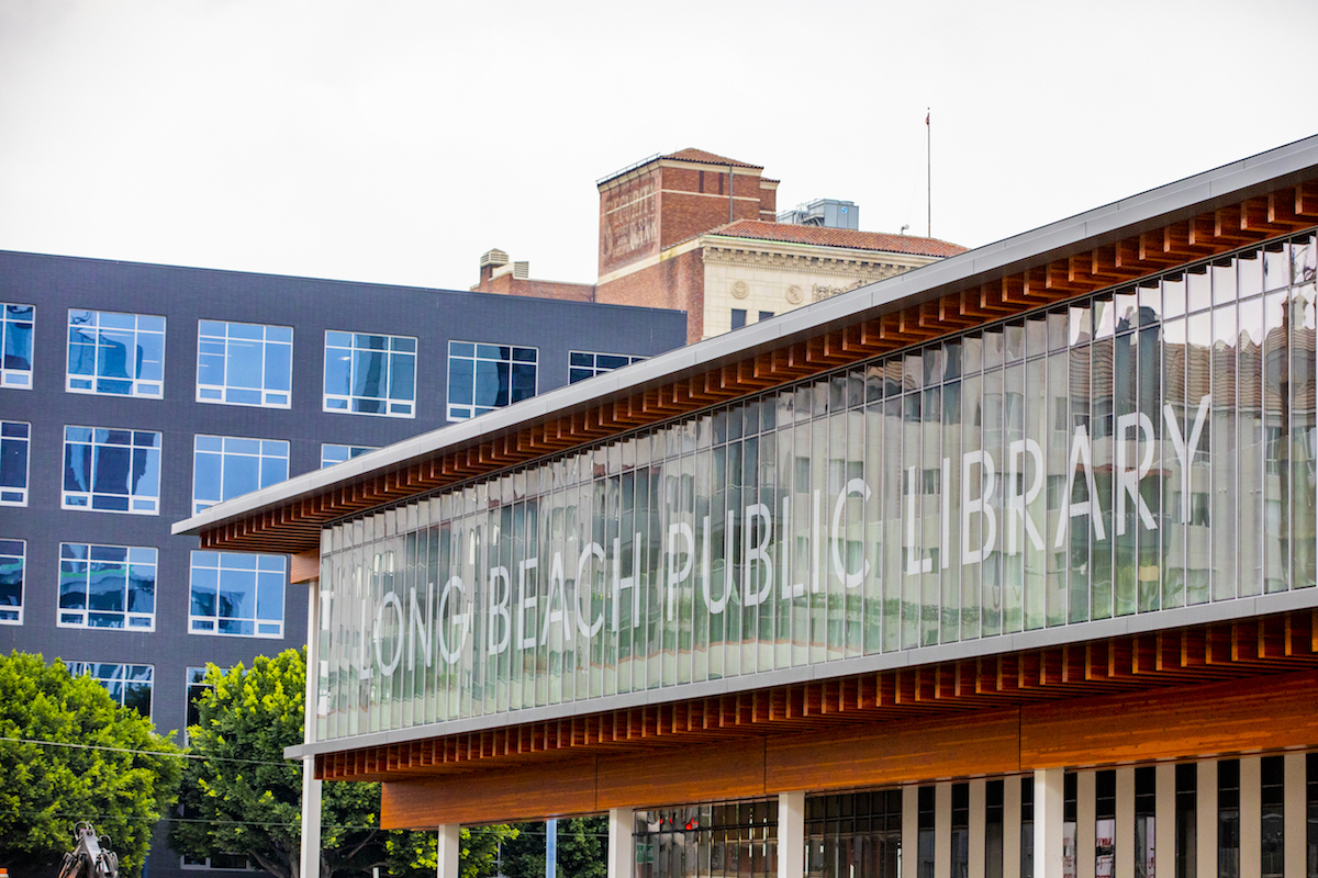 Torrance man pleads not guilty to stabbing officer at Long Beach library | 2 Urban Girls