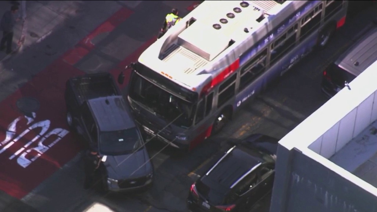 Muni bus crashes with a pickup truck in SFs Mission District, possible injuries 