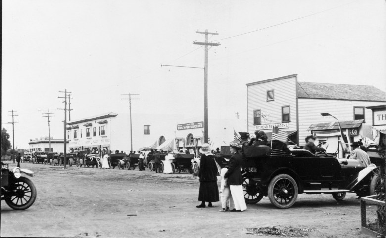 This image has an empty alt attribute; its file name is raymond-market.jpg