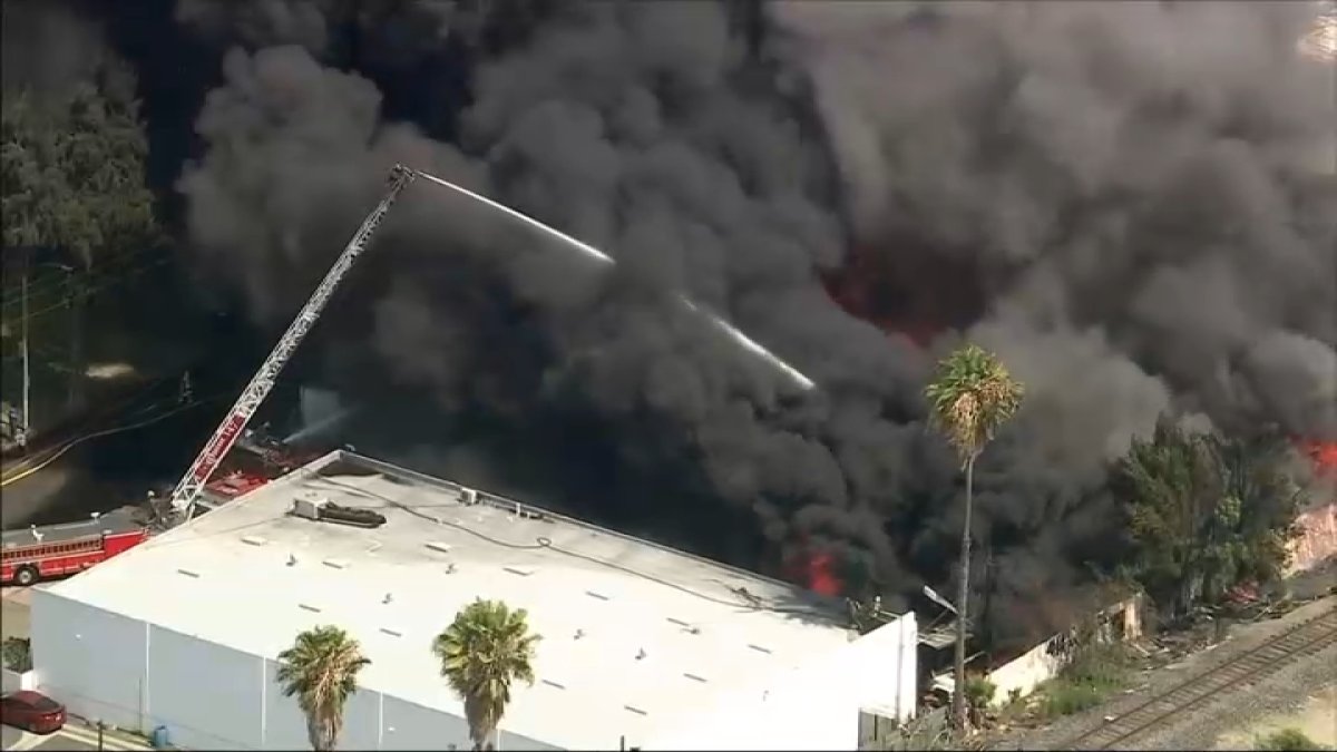 Industrial fire burning in South Gate – NBC Los Angeles