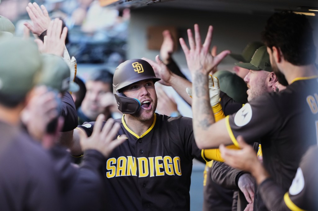 In Giolito's debut, Padres complete sweep of Mariners