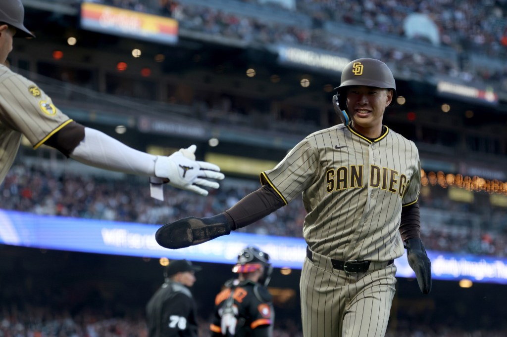 Padres mix up lineup, light up scoreboard in victory over Giants
